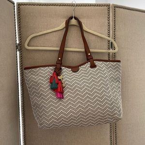 Fun and colorful, this Fossil tote is in excellent shape and ready for summer.💖